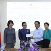 Vietnamese Ambassador to Cambodia Nguyen Huy Tang (second from right) receives donations at the ceremony on October 10. (Photo: VNA)