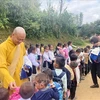 Most Venerable Thich Minh Quang and Vietnamese expatriates in Laos present relief packages to Lao residents (Photo: VNA)