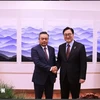 Chairman of the Hanoi People’s Committee Tran Sy Thanh (L) and the RoK's National Assembly Woo Won Shik (Photo: VNA)