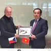 Tran Duc Thang, member of the Party Central Committee and Secretary of the provincial Party Committee (R), presents a gift to a Czech representative. (Photo: VNA)