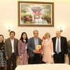 L'ambassadeur vietnamien Dang Minh Khoi (centre), le président de l’Association des diplomates russe, Igor Khalevinsky (3e de droite) et l’écrivaine Svetlana Savitskaya (4e de droite). Photo: VNA