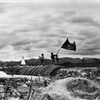 Le drapeau « Déterminé à combattre, déterminé à gagner » de l'Armée vietnamienne flotte au sommet du tunnel de commandement du général français De Castries dans l'après-midi du 7 mai 1954, marquant la victoire complète de la campagne de Dien Bien Phu. Photo d'archives : VNA