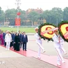 Des dirigeants rendent hommage au Président Ho Chi Minh. Photo: VNA