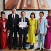 Remise de don à l'Association des Vietnamiens en Pologne. Photo: VNA