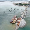 Construction du remblai de protection contre le sable dans le cadre du projet du port de pêche de Cua Nhuong. Photo: VNA