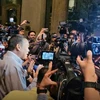 Le Premier ministre thaïlandais a accordé une interview aux médias devant l'hôtel Grand Hyatt Erawan à Bangkok, où des citoyens vietnamiens ont été retrouvés morts. Photo : Xinhua/VNA