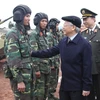 Le secrétaire général Nguyen Phu Trong et des forces militaires et de police 