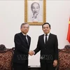 Le vice-Premier ministre Tran Luu Quang (droite) et son homologue singapourien Gan Kim Yong. Photo: VNA