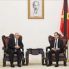 Le vice-Premier ministre Tran Luu Quang (droite) et le ministre algérien des Moudjahidine et des Ayants-droits, Laïd Rebigua. Photo: VNA