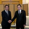 Le président de l'Assemblée nationale vietnamienne Tran Thanh Man (droite) et le président du Sénat du Cambodge, Samdech Techo Hun Sen. Photo: VNA