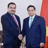 Le Premier ministre Pham Minh Chinh (droite) et le président du groupe Adani, Gautam Adani. Photo: VNA