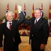 Le secrétaire général Nguyen Phu Trong (gauche) et le général Raul Castro Ruz, premier secrétaire du Comité central du Parti communiste cubain, président du Conseil d'État et du Conseil des ministres de Cuba, le 8 juillet 2012 à Hanoï. Photo: VNA