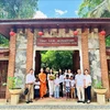 La délégation de l'ambassade du Vietnam devant le monastère zen Truc Lam à Kandy. Photo: VNA