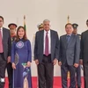 L’ambassadrice du Vietnam au Sri Lanka Trinh Thi Tam et le président sri lankais Ranil Wickremesinghe (centre). Photo: VNA