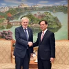 Le vice-Premier ministre et ministre des Affaires étrangères, Bui Thanh Son (droite) et le ministre chilien des Affaires étrangères, Alberto Van Klaveren. Photo: VMA