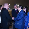 Le Premier ministre Pham Minh Chinh et son épouse (droite) avant leur départ pour le Sommet du G20 au Brésil et une visite officielle en République dominicaine. Photo: VNA