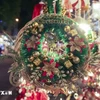 Moins de deux semaines avant Noël, les marchés et autres boutiques proposent de belles décorations. Photo: VNA