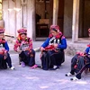 Des femmes Ha Nhi préparent des costumes pour le Têt traditionnel. Photo: VNA