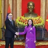 La presidenta interina de Vietnam, Vo Thi Anh Xuan y el embajador de Armenia, Suren Baghdasaryan (Fuente: VNA)