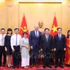 Nguyen Xuan Thang, director de la Academia Nacional de Política Ho Chi Minh y Thomas Gass, embajador de Suiza en Vietnam, junto con los delegados. (Fuente: VNA)