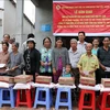 La entrega de regalos a 20 hogares pobres del distrito de Cu Lao Dung (Fuente: VNA) 
