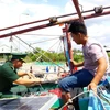 Un oficial de la Guardia Fronteriza de Binh Thuan revisa el equipo de seguimiento de un barco pesquero (Fuente: VNA)