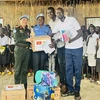 El grupo de trabajo del Ministerio de Seguridad Pública de Vietnam en UNMISS entrega regalos a estudiantes de la escuela primaria Unificación en Sudán del Sur (Fuente: VNA)