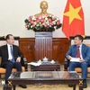 El viceministro permanente de Relaciones Exteriores de Vietnam, Nguyen Minh Vu (derecha), recibe al vicepresidente del Comité de Asuntos Exteriores de la Asamblea Popular Nacional de China, Fu Ziying (Fuente: VNA)