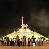 La gente visita la antigua ciudadela de Quang Tri. (Foto: VNA)