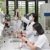 Científicos trabajan en el laboratorio de la Universidad de Farmacia de Hanoi (Foto: VNA)