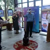 Los visitantes experimentan el juego VR 'Dau Ho' (Foto: VNA)