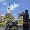 Los turistas toman fotografías en el templo Wat Pho en Bangkok. (Foto: AFP/VNA)