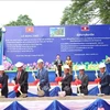 En la ceremonia de la palada inicial para la construcción del Centro de Investigación Científica y Capacitación en la Universidad Nacional de Laos (Fuente: VNA)