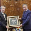 El presidente de Vietnam, To Lam (derecha), entrega un regalo al embajador saliente de China, Xiong Bo (Fuente: VNA) 