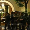 Policías de Tailandia en el hotel Grand Hyatt Erawan, donde fallecen los víctimas vietnamitas (Fuente: VNA) 