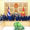 El primer ministro de Vietnam, Pham Minh Chinh, y la delegación cubana, encabezada por el presidente de la Asamblea Nacional de Cuba, Esteban Lazo Hernández (Fuente: VNA)