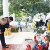 Representantes de la embajada de Vietnam en Laos y autoridades de la provincia de Vientiane colocan inciensos a los héroes y mártires (Fuente: VNA) 