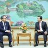 El viceprimer ministro de Vietnam, Tran Hong Ha, y Yamada Takio, asesor de la Cancillería japonesa y embajador encargado de la Iniciativa “Comunidad Asiática de Emisiones Netas Cero” (AZEC) del Gobierno nipón. (Fuente: VNA)