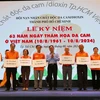 El Comité del Frente de la Patria de Ciudad Ho Chi Minh entrega becas a representantes de niños víctimas del Agente Naranja/Dioxina (Fuente: VNA)