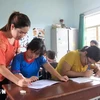 Una clase exclusiva para los niños damnificados por el agente naranja, dada por la profesora H'Khuin en la provincia de Gia Lai (Fuente: VNA)