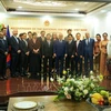 El vicepresidente de la Asamblea Nacional de Vietnam, Nguyen Khac Dinh, el embajador Tran Anh Vu y los embajadores de otros países en Brunéi. (Fuente: VNA)