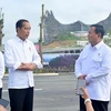 El presidente electo Prabowo Subianto (derecha) y el presidente Joko Widodo (centro) frente al recién terminado Palacio Garuda en la nueva capital, Nusantara (Fuente: thejakartapost)