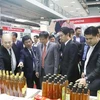 Los delegados visitan un stand en la Feria Comercial Vietnam-Laos 2024, organizada en la capital de Vientiane el mes pasado (Fuente: VNA) 