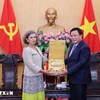 El director de la Academia Nacional de Política Ho Chi Minh, Nguyen Xuan Thang, recibe a la nueva embajadora española en Vietnam, Carmen Cano de Lasala. (Fuente: VNA)