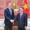 El vicepresidente de la Asamblea Nacional de Vietnam, Nguyen Duc Hai y Wieste Mutters, director ejecutivo de Heineken Vietnam. (Fuente: VNA)