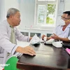 Personal médico realiza consulta para pacientes en el centro de salud de la comuna de Cam Chinh, distrito de Cam Lo, provincia de Quang Tr. (Foto: Vietnam+)