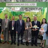 El embajador de Vietnam en Rusia, Dang Minh Khoi (cuarta persona desde la izquierda), con representantes de empresas vietnamitas en la Worldfood Moscow 2024. (Foto: VNA)