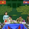 El vicepresidente del Comité Popular de Kien Giang, Nguyen Luu Trung (izquierda), firma el acuerdo de cooperación con el representante de Koh Kong, Camboya. (Foto: VNA)