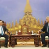 Anouphap Tounalom, presidente del Consejo Popular de Vientiane, recibe al presidente del Comité Popular municipal de Hanoi, Tran Si Thanh (Fuente: VNA) 