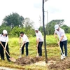 Los delegados participan en actividad de plantación de árboles luego de la ceremonia (Fuente: VNA)